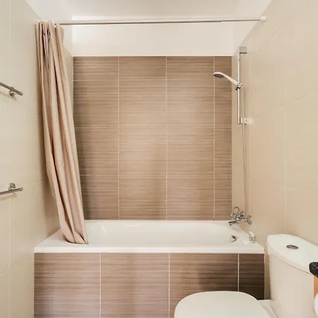 Cozy 2 Bedroom Family W/ Pool *