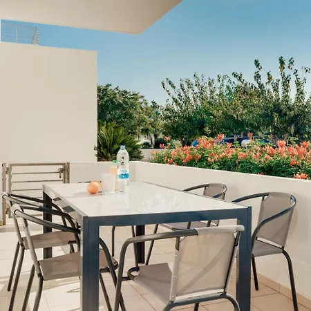 Cozy 2 Bedroom Family W/ Pool *