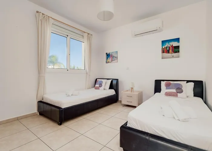 Cozy 2 Bedroom Family W/ Pool Apartament Protaras