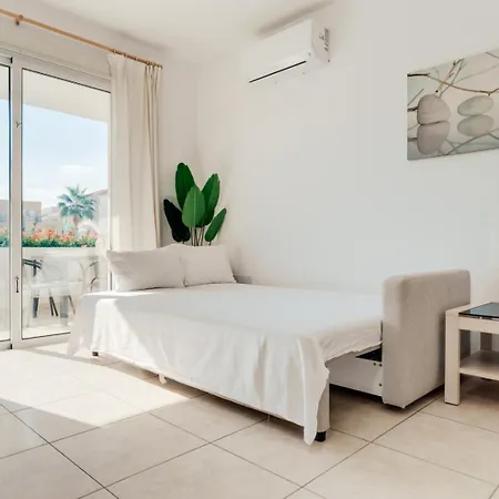 Apartment Cozy 2 Bedroom Family With Pool