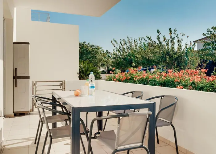 Cozy 2 Bedroom Family W/ Pool *